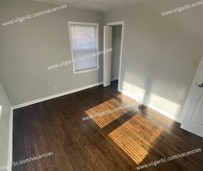 Foto del edificio - 3 Large Bedrooms (Oversized Master) • 1 Bathroom • Single-Family Home