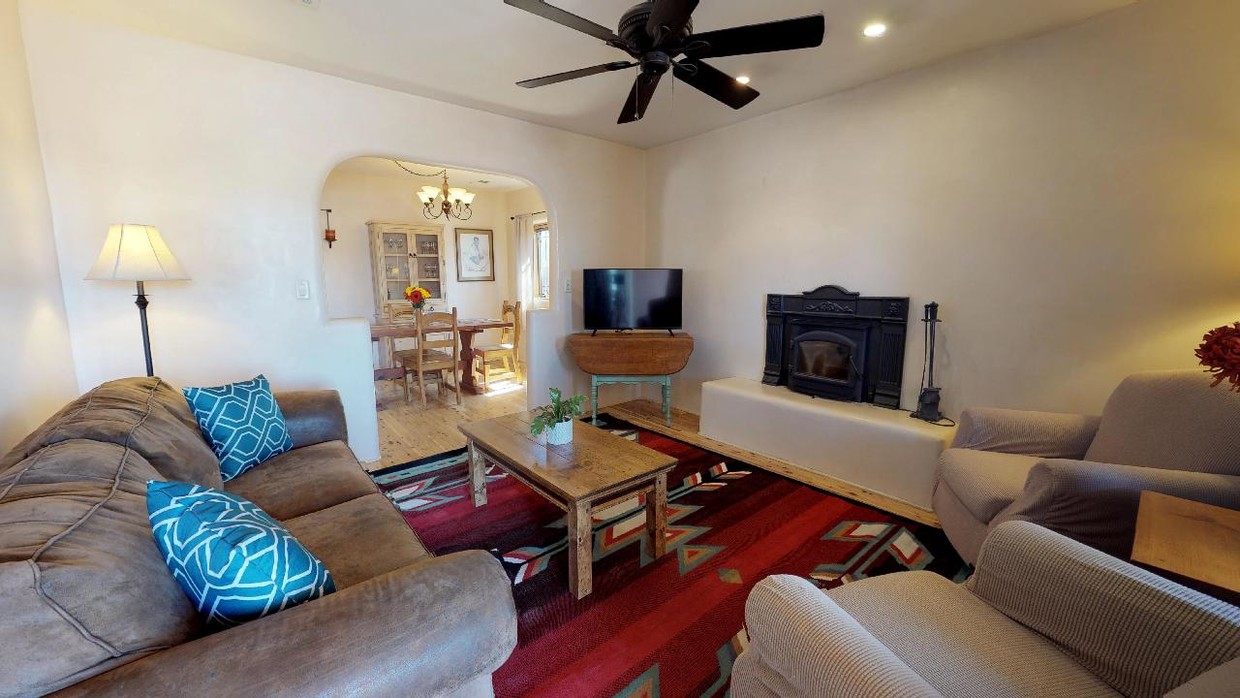 Primary Photo - 1002 Agua Fria St