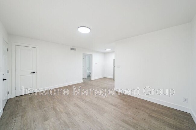 Building Photo - 3171 E 49th St