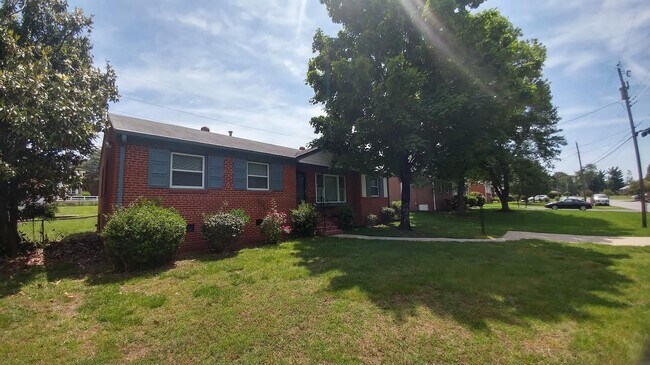 Foto del edificio - --  AVAILABLE IMMEDIATELY  -- 3 BR / 1 BA West End Home, Fenced in Backyard. Available Immediately!