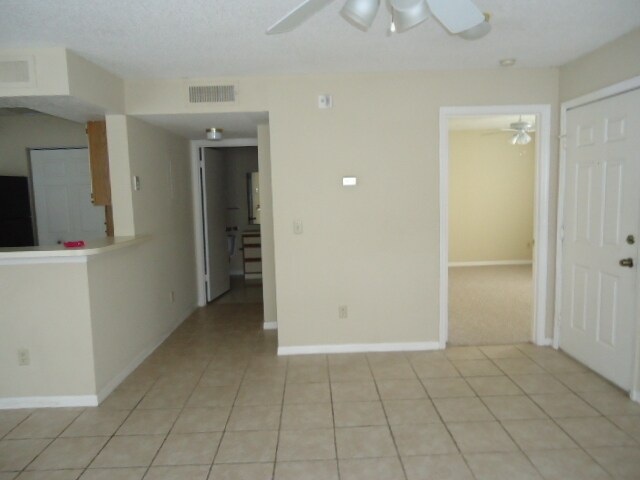 Foto del edificio - 1st Floor 2br/2ba Metrowest Condo with Pri...