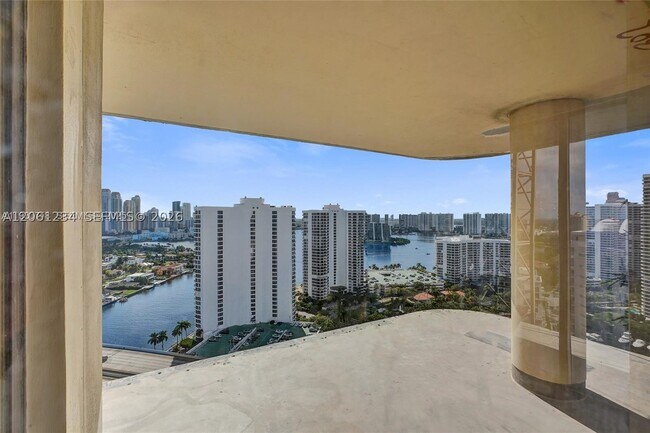 Foto del edificio - 19355 Turnberry Way