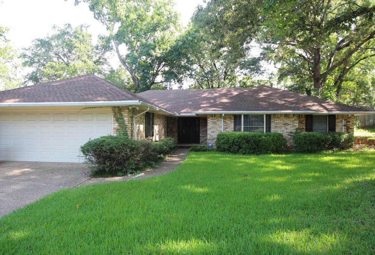 Foto principal - Coming Soon! 3-bedroom, 2-bathroom gem!