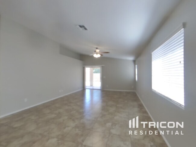 Foto del edificio - 2648 W Kristina Ave