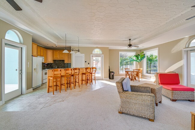 Building Photo - 13941 Del Rio Dr