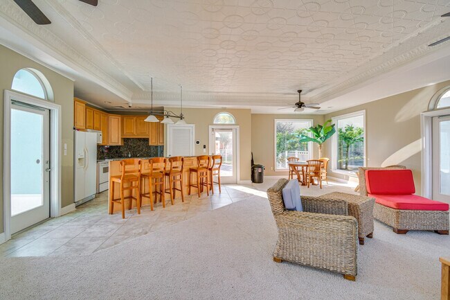 Building Photo - 13941 Del Rio Dr