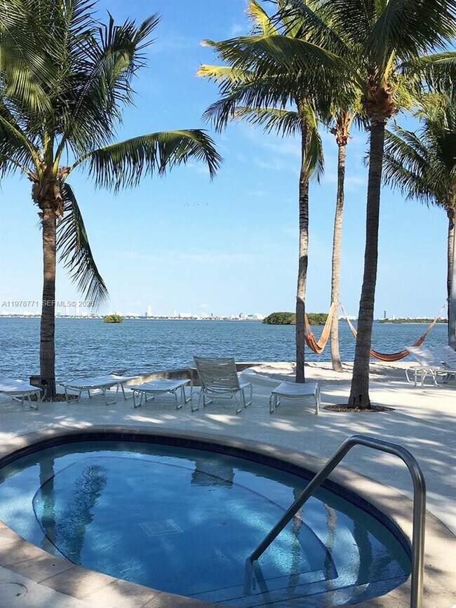 Foto del edificio - 650 NE 64th St