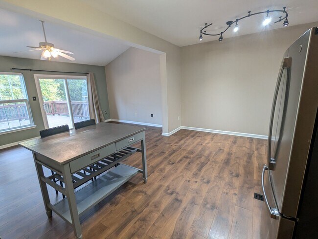 Foto del edificio - Beautifully maintained townhouse in Whittier available mid May!