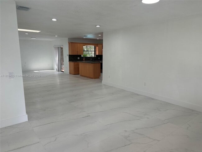 Building Photo - 326 E 34th St
