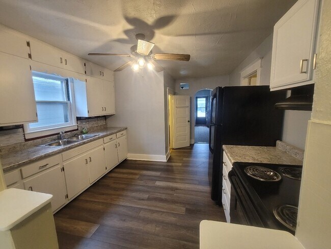 Foto del edificio - 700-702-702 W Broadway Ave