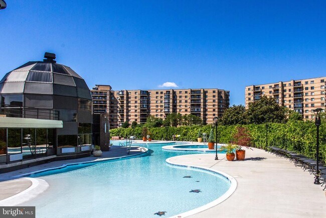Foto del edificio - 8360 Greensboro Dr