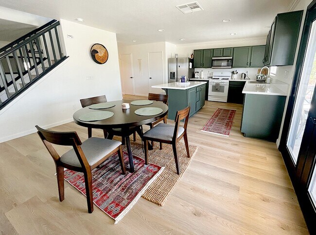 Building Photo - Two Story House 5 Bed and 3 Bath