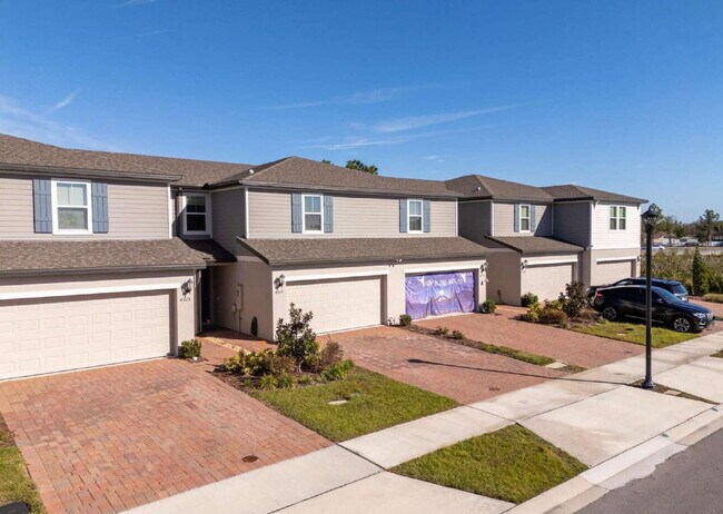 Foto del edificio - "Charming 3-Bed Townhouse in St. Cloud with Spacious 1,560 Sq Ft Layout and Modern Comforts!"