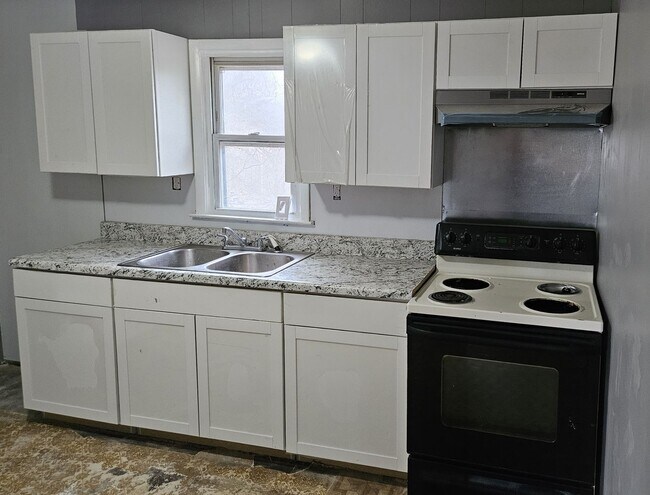 Foto del edificio - *Knoxville 37914 - Cozy 3 bedroom, 1.5 bath with bonus room & walk-out basement. Call Brad Croisd...