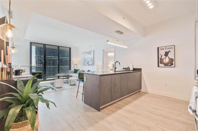 Building Photo - 1010 Brickell Ave