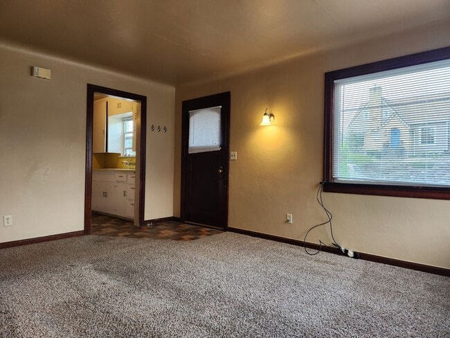 Photo - Cozy 2 Bedroom Duplex With Detached Garage House