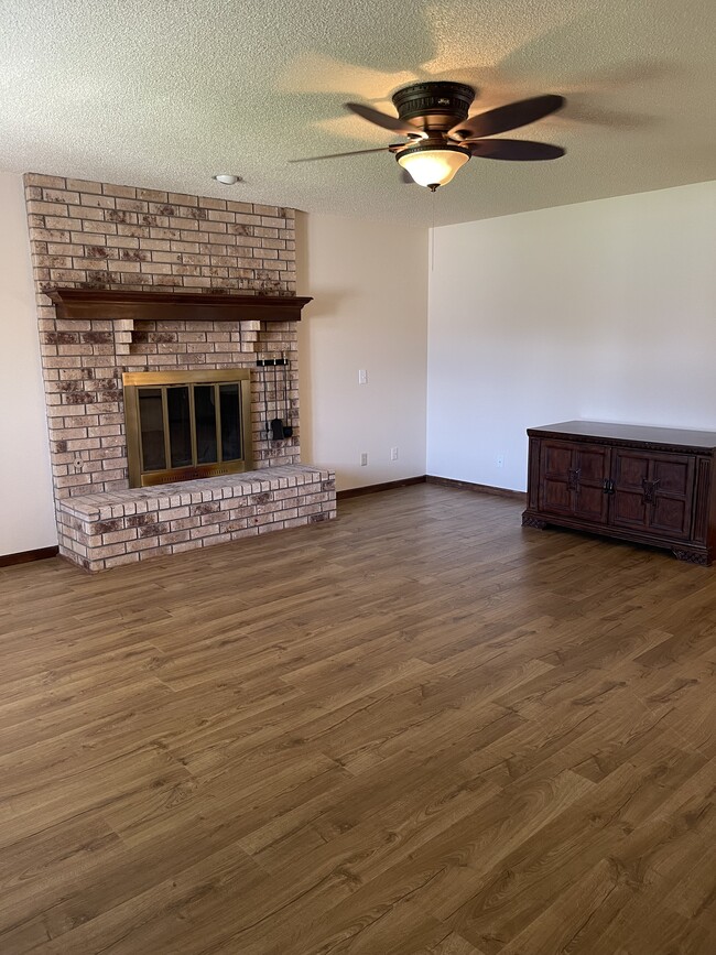 Foto del edificio - 2503 Aster Ln
