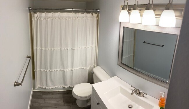 Foto del edificio - 1650 Willowbrook Dr