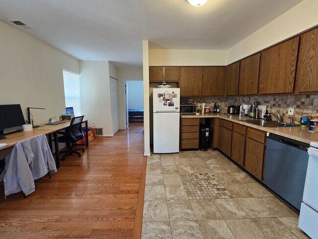 Building Photo - Bright 1 bedroom in washington square west...