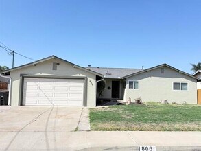 Building Photo - 806 Fairway Ct