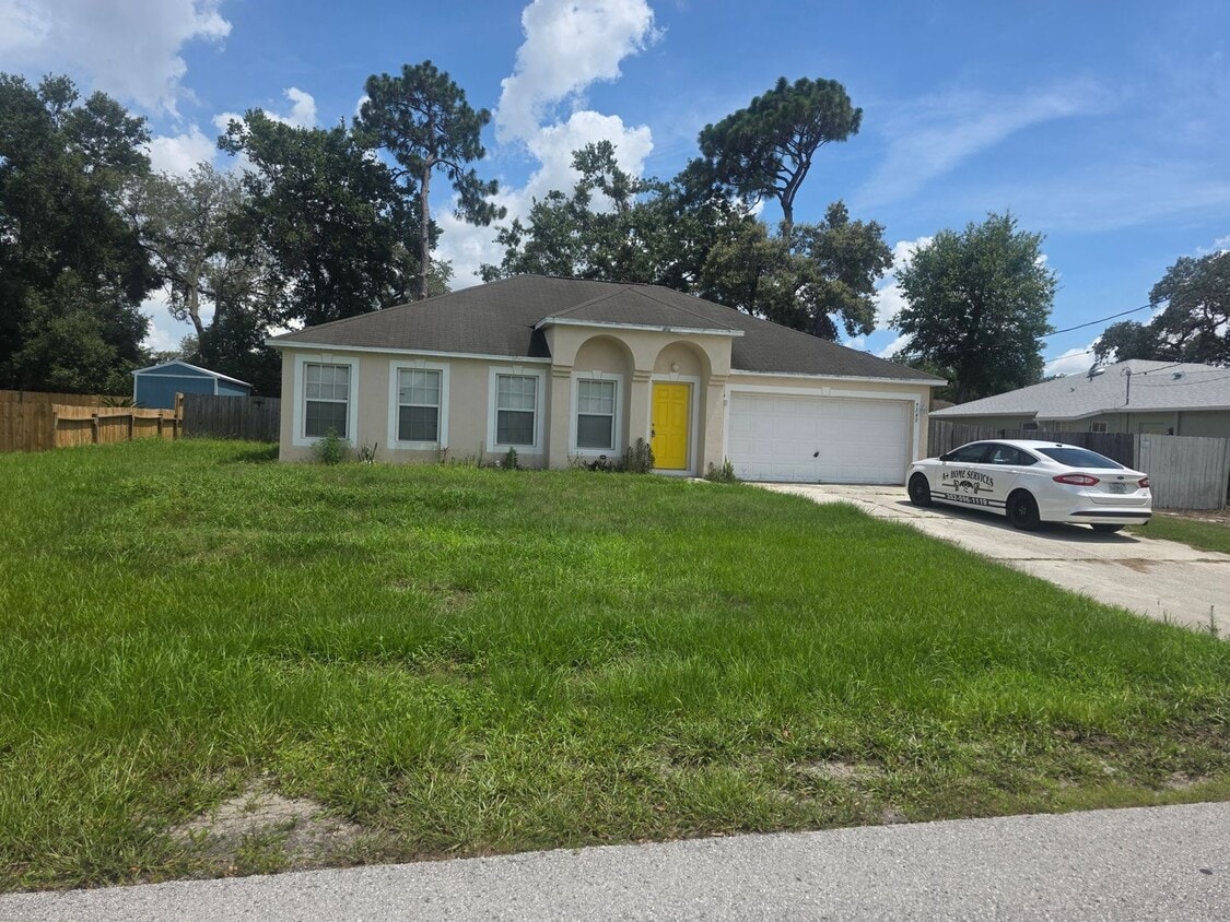 Primary Photo - 4 bedroom 2 bathroom fenced in yard