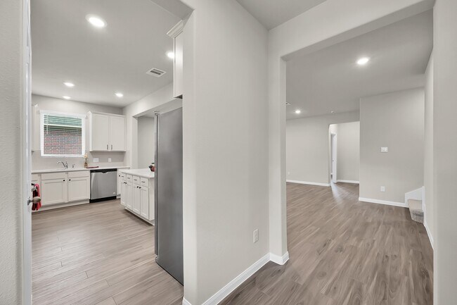 Building Photo - 3346 Torrey Pines Dr