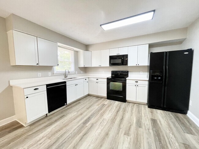 Building Photo - 2236 Mercer Dr