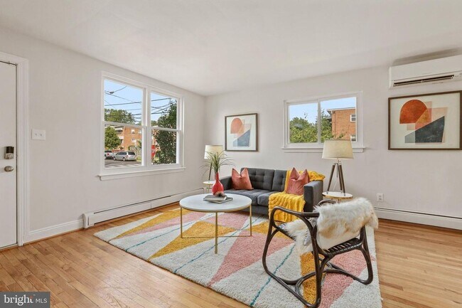 Foto del edificio - 5BR Home Near Takoma with Parking & Finished Lower Level