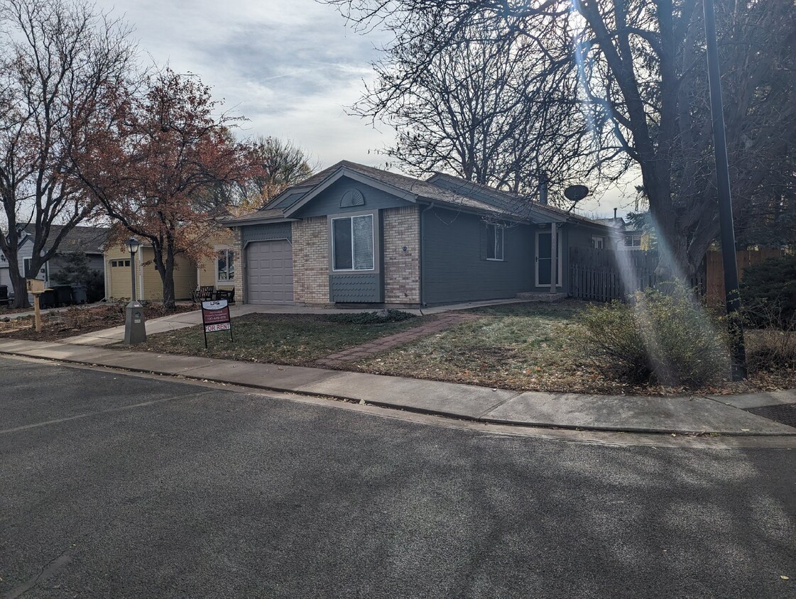 Foto principal - Super Central Longmont Location!