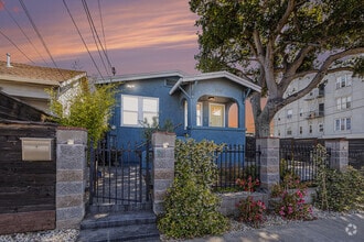 Building Photo - 5040 Melrose Ave