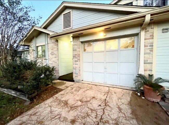 Building Photo - 5204 Beaverbrook Dr