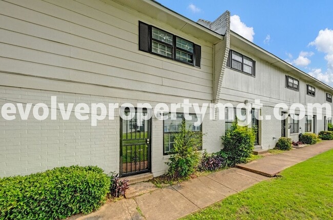 Foto del edificio - 674 Hobbs Dr