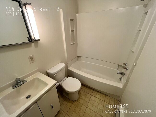 Building Photo - 2 bedroom, 1 bathroom Right next to Dickso...