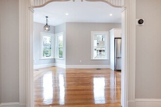 Building Photo - 55 Lyndhurst St