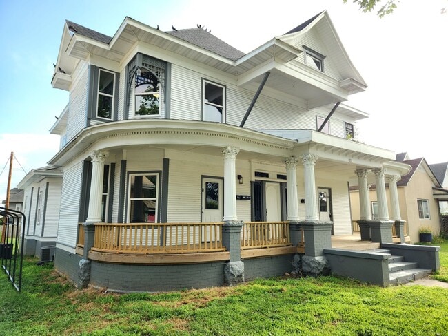 Building Photo - Spacious 2-Bedroom, 1-Bathroom Home AVAILA...