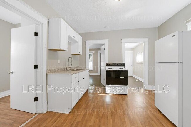 Foto del edificio - 1767 W Gaulbert Ave