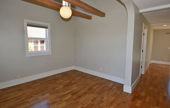 Foto del edificio - Updated 2br/1ba Bungalow with Garage & Ful...