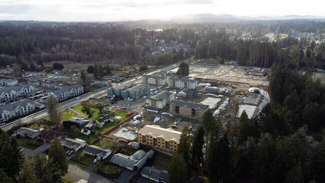 ¡El proyecto The Elowen en Lacey, WA, está cobrando impulso! Nuevos apartamentos de una, dos y tres habitaciones están tomando forma rápidamente en este típico día nublado del noroeste del Pacífico. - The Elowen