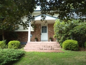Building Photo - 18 Briarwood Ave