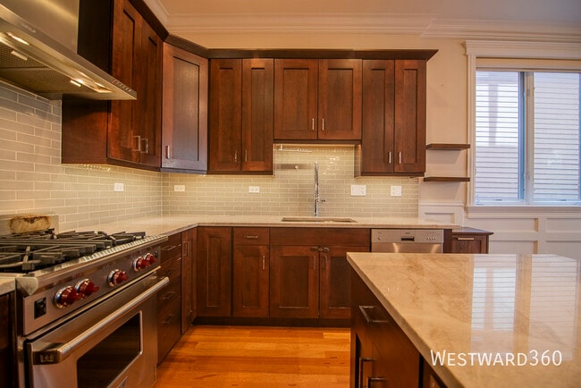 Building Photo - 639 W Briar Pl