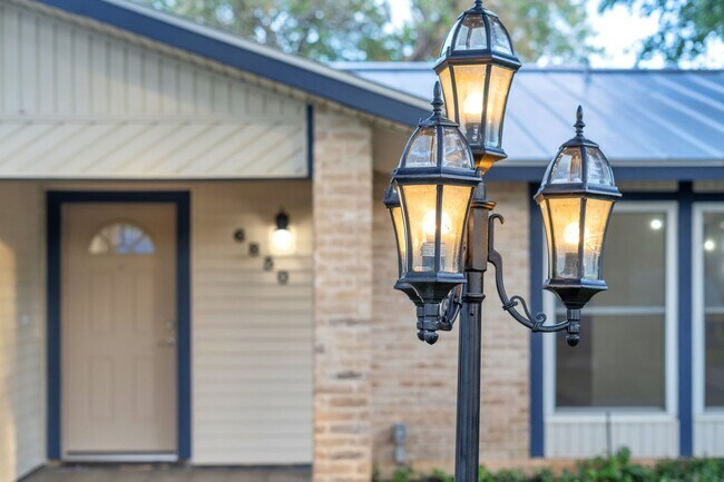 Foto del edificio - Nice 3-Bedroom 2-Bathroom Home in Camelot II