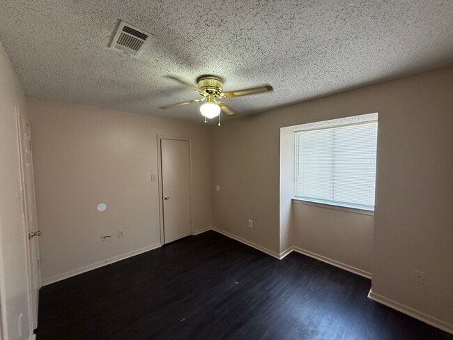 Building Photo - 2 bedroom 2 bath town home in a gated community