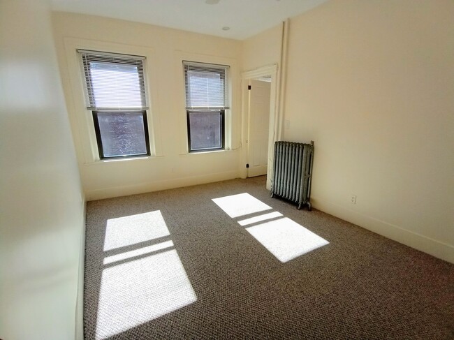 Building Photo - 346 Hanover St
