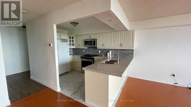Building Photo - 3300-3300 Don Mills Rd