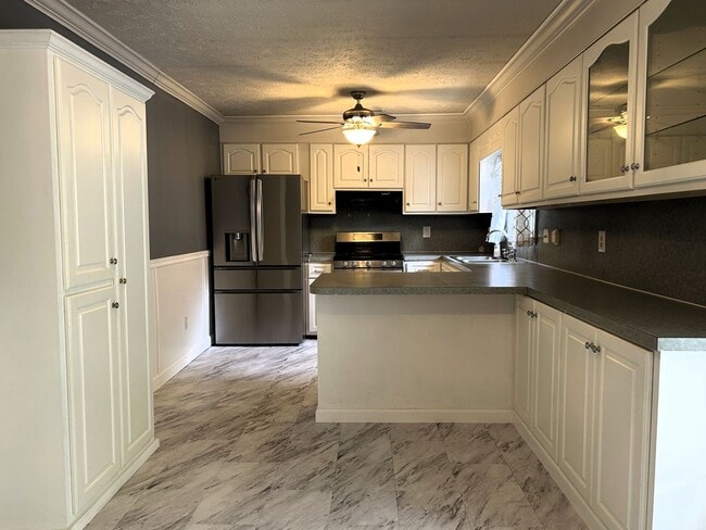 Building Photo - Charming Split-Level Home with Spacious Yard & Modern Updates – Ideal Location!