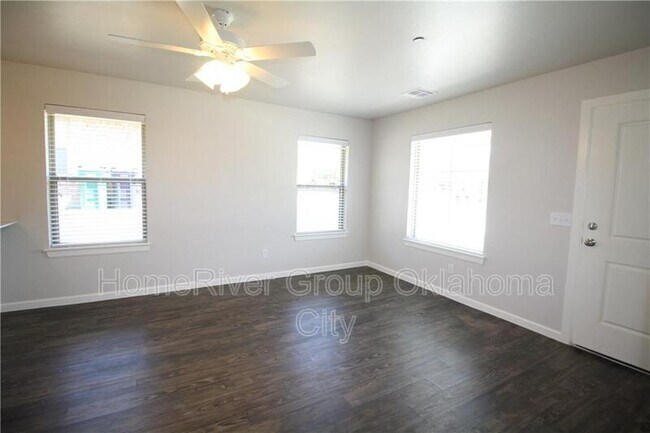 Building Photo - 402 Vail Cir