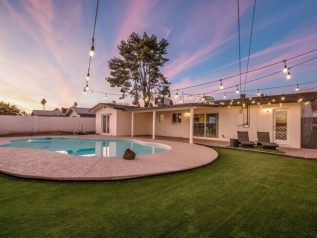 Photo - 1125 E Marigold Ln House