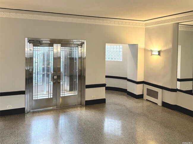 Foto del edificio - 65-36 Wetherole St