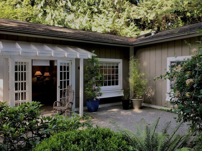 Foto del edificio - New Adjusted Price for this Charming overs...