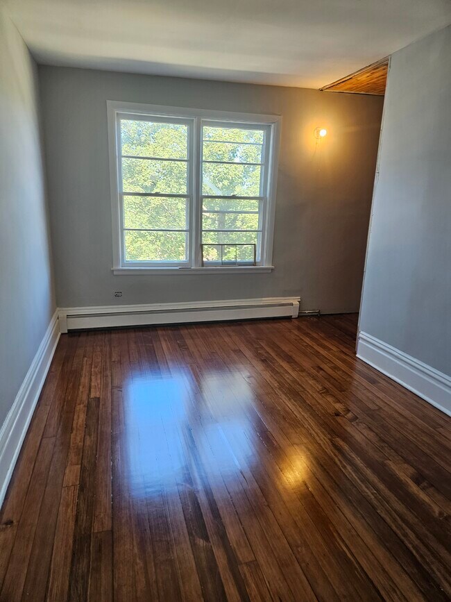 Foto del edificio - 6040 N Avondale Ave